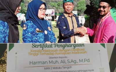 Kepala MAN 2 Maluku Tengah Terima Penghargaan atas Dedikasi Tinggi Majukan Madrasah